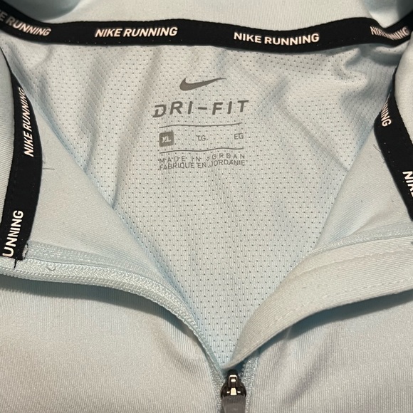 Nike activewear top. In good condition. Nike running - Picture 3 of 3